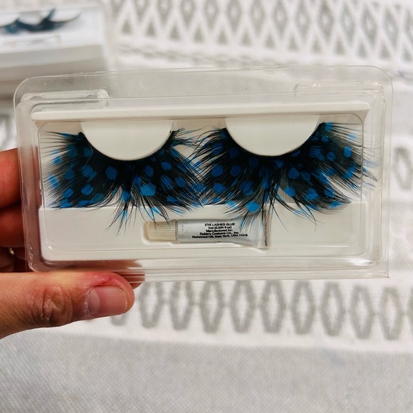 4 Pairs of Costume Eyelashes - Picture 3 of 5